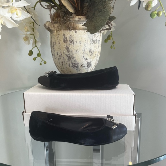 Michael Kors Suede Ballet in Navy  Blue. Size 6. - Picture 4 of 6